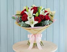 Букет Элегантная гармония в Чехове Букет цветов из:  Лилии и Розы в Чехове