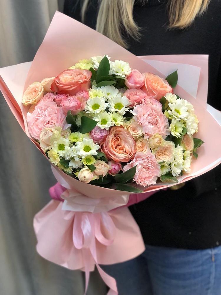 Букет нежные объятья в Чехове Букет цветов из: Гвоздики, Розы и Хризантемы в Чехове