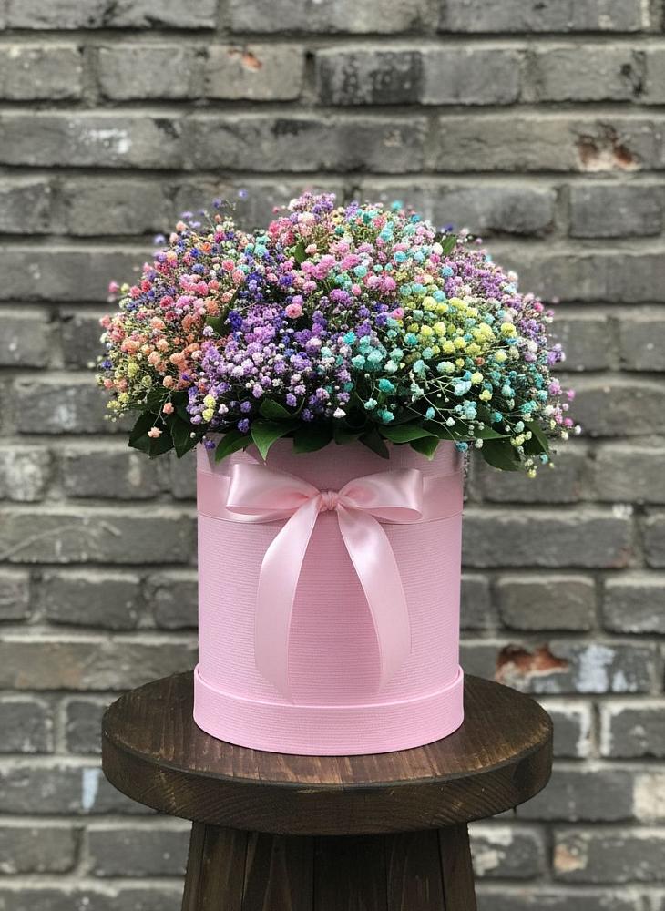 Композиция Яркие эмоции в Чехове Цветочная композиция из Гипсофила и Розы в шляпной коробке в Чехове