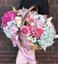 Композиция солнечный день в Чехове Цветочная композиция из Розы, Хризантемы, Пионы и Лизиантусы в корзине в Чехове