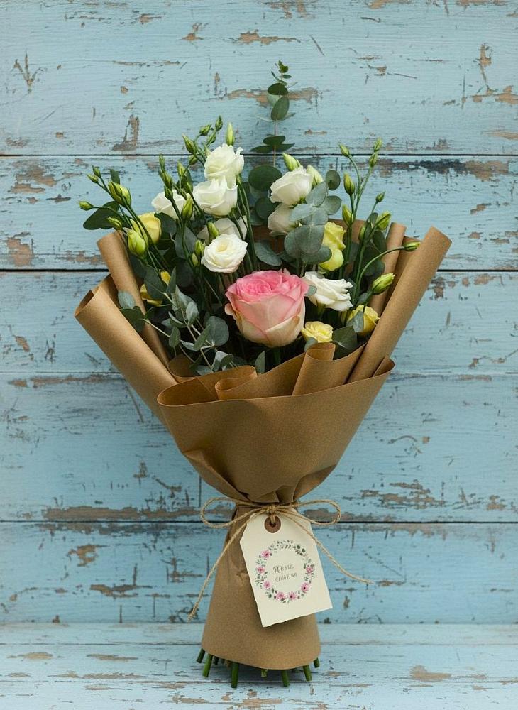 Букет нежный привет в Чехове Букет цветов из: Розы и Лизиантусы в Чехове