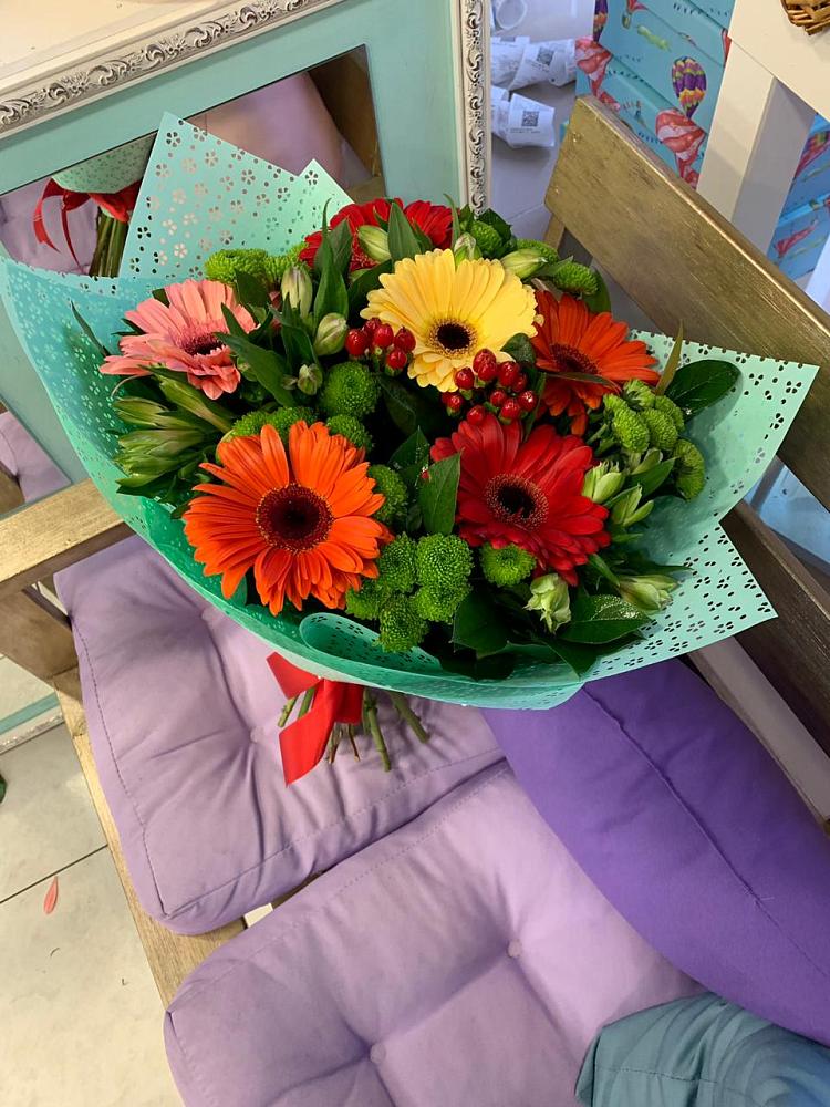 Букет цветочная поляна в Чехове Букет цветов из: Герберы, Хризантемы и Альстромерии в Чехове