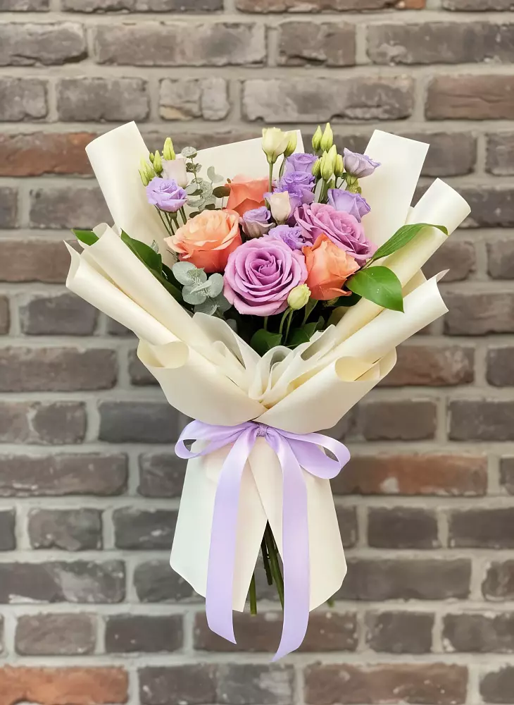 Букет цветочные ноты в Чехове Букет цветов из: Лизиантусы и Розы в Чехове