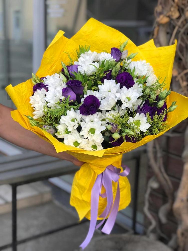Букет облака в Чехове Букет цветов из: Ирисы, Хризантемы и Ромашки в Чехове