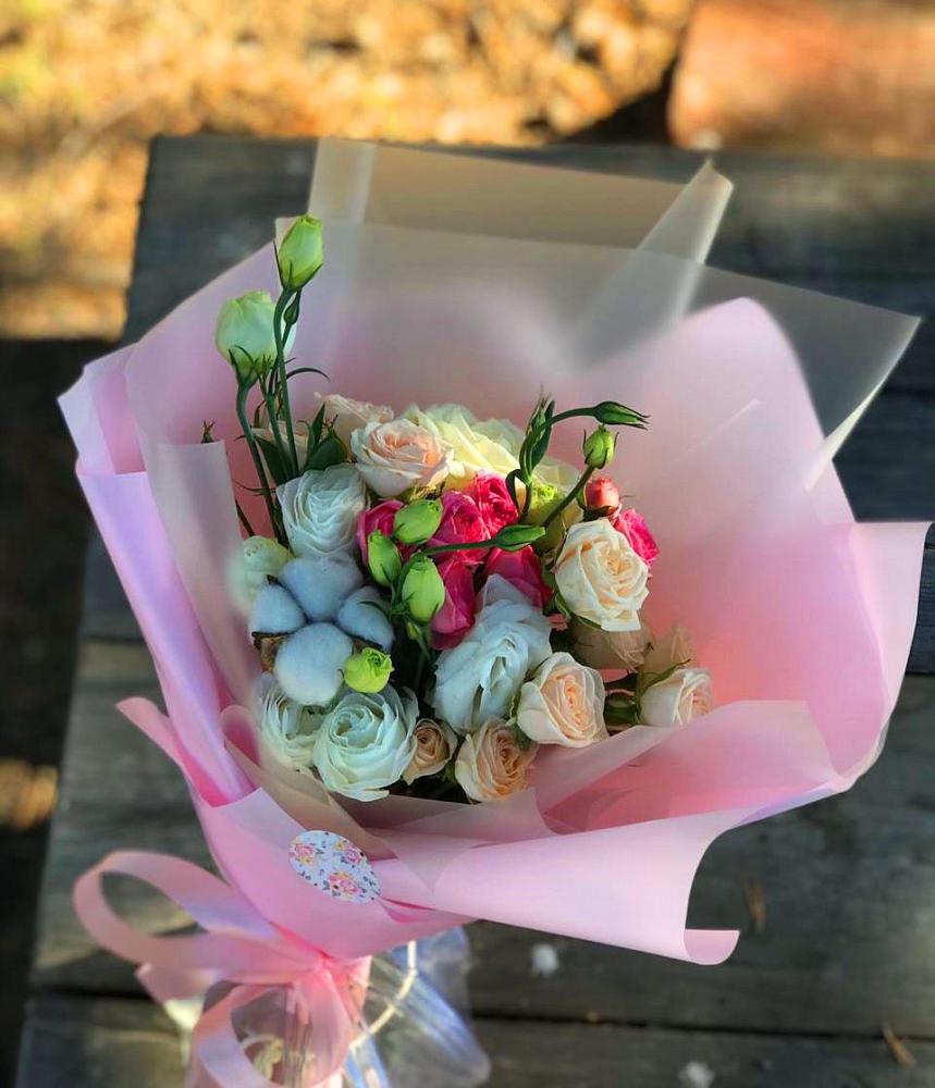 Букет цветочный коктейль в Чехове Букет цветов из: Розы и Лизиантусы в Чехове