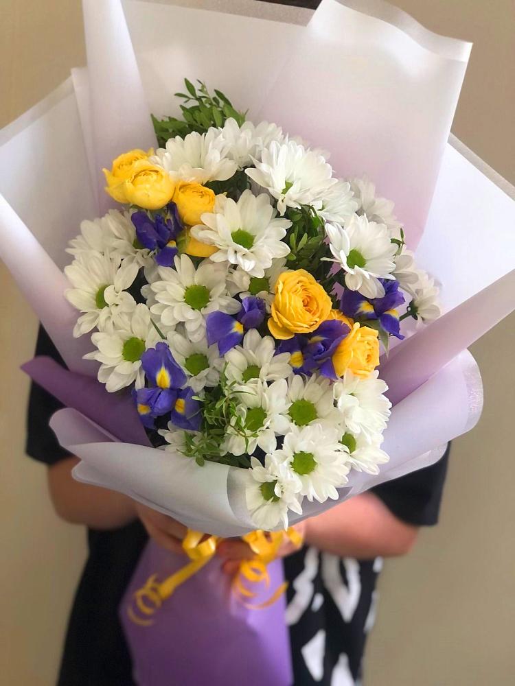 Букет солнечный привет в Чехове Букет цветов из: Ирисы, Хризантемы и Розы в Чехове