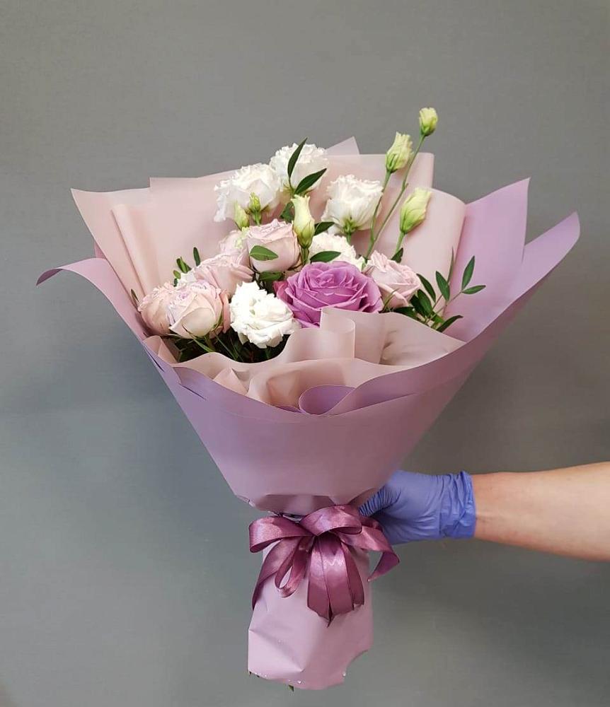 Букет Легкое дыхание в Чехове Букет цветов из: Розы и Лизиантусы в Чехове
