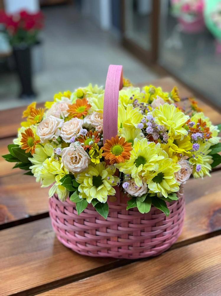 Композиция цветы лета в Чехове Цветочная композиция из Хризантемы и Розы в корзине в Чехове
