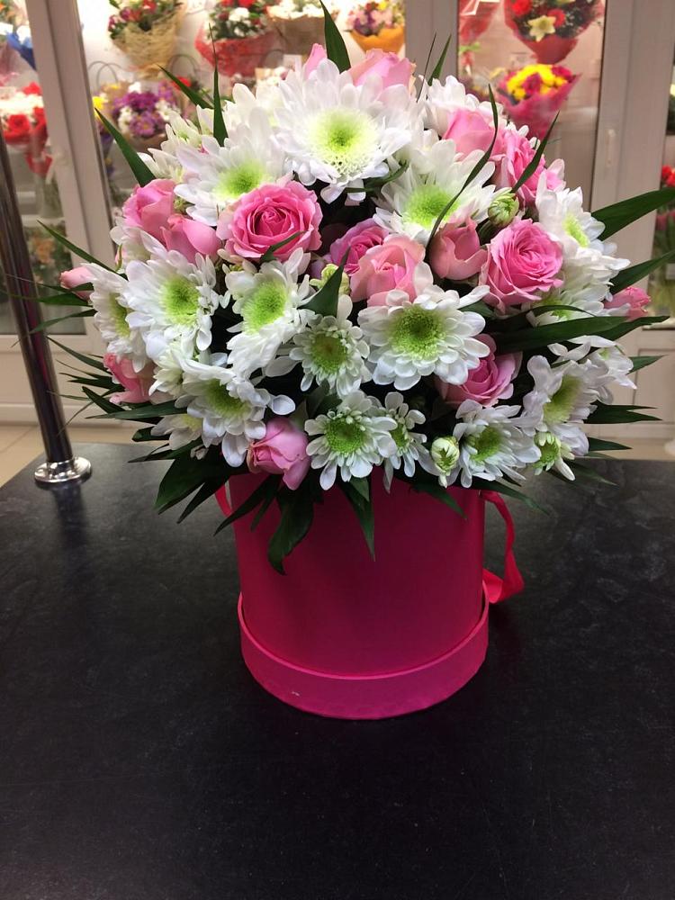 Композиция грация в Чехове Цветочная композиция из Розы и Хризантемы в шляпной коробке в Чехове