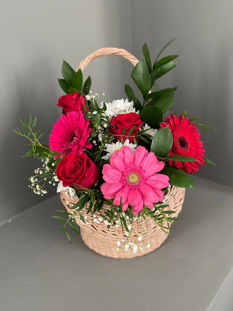 Композиция радостное событие в Чехове Цветочная композиция из Розы, Хризантемы и Герберы в корзине в Чехове