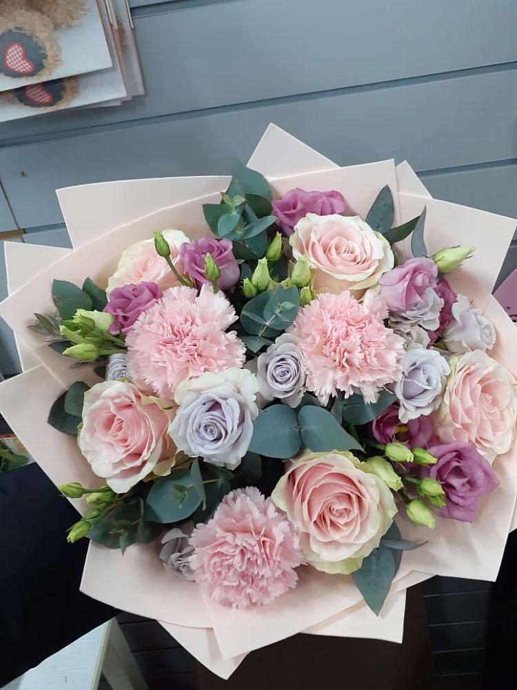 Букет обаятельный в Чехове Букет цветов из: Розы, Гвоздики и Лизиантусы в Чехове