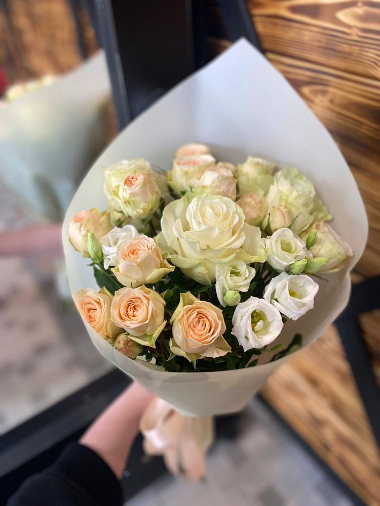 Букет Летний бриз в Чехове Букет цветов из: Розы и Лизиантусы в Чехове