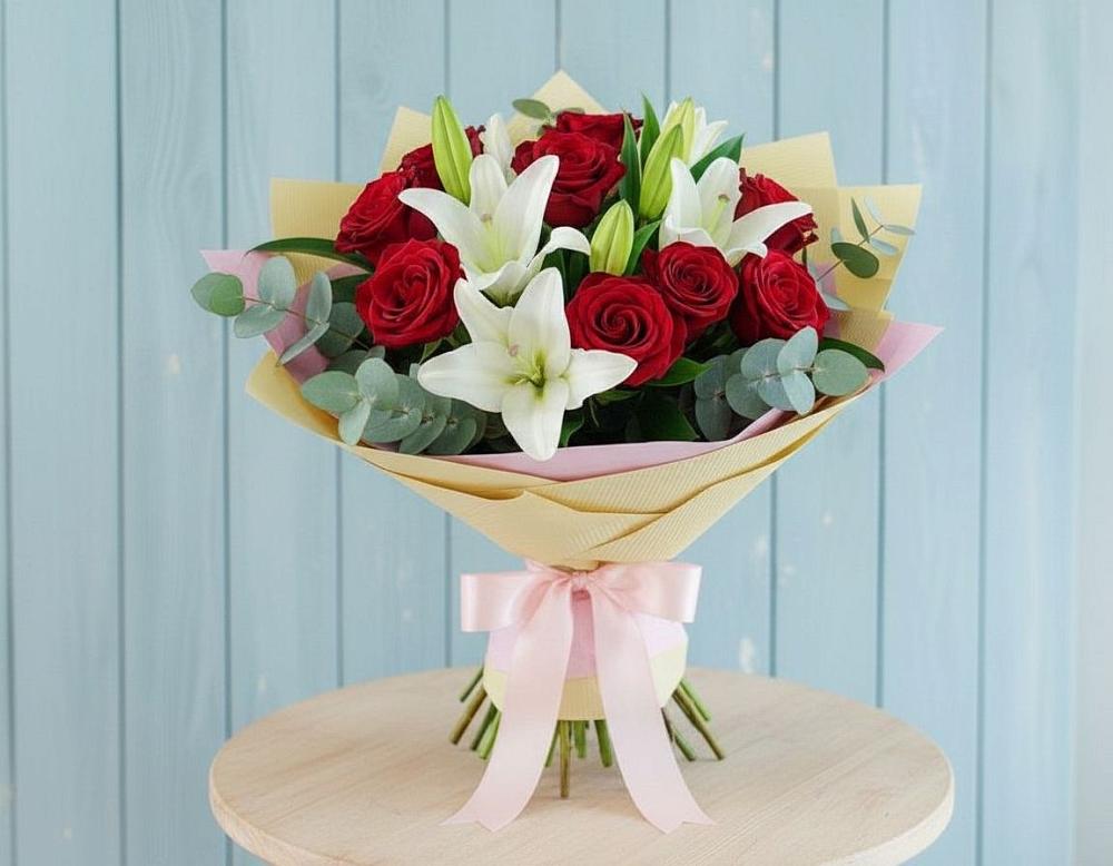 Букет Элегантная гармония в Чехове Букет цветов из: Лилии и Розы в Чехове